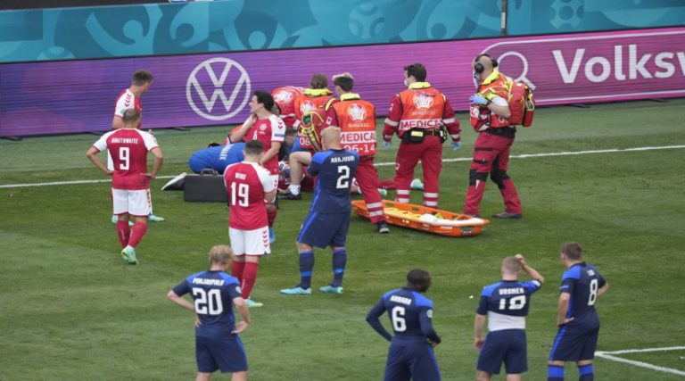 Euro 2020: Σοκ στο Δανία – Φινλανδία: Κατέρρευσε την ώρα του αγώνα ο Έρικσεν – Μάχη να κρατηθεί στη ζωή