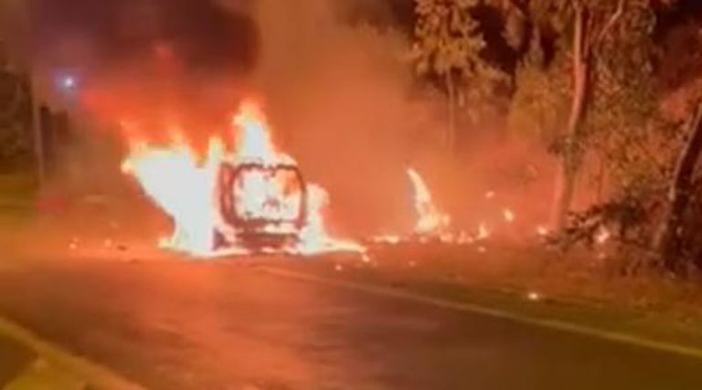 Σπάτα: Αυτοκίνητο τυλίχθηκε στις φλόγες! (βίντεο)