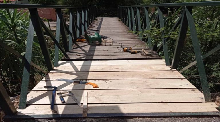 Ραφήνα: Επιδιόρθωση και αντικατάσταση του ξύλινου πατώματος της γέφυρας στο Μέγα ρέμα