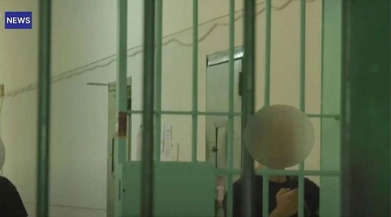 Γλυκά Νερά: Νέες φωτογραφίες του συζυγοκτόνου από τη φυλακή – Είναι συνεχώς στα τηλέφωνα! (φωτό & βίντεο)