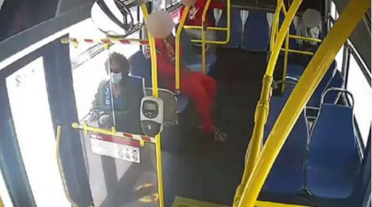 Βίντεο σοκ: Νεαρός βάζει φωτιά στα μαλλιά ηλικιωμένης μέσα σε λεωφορείο