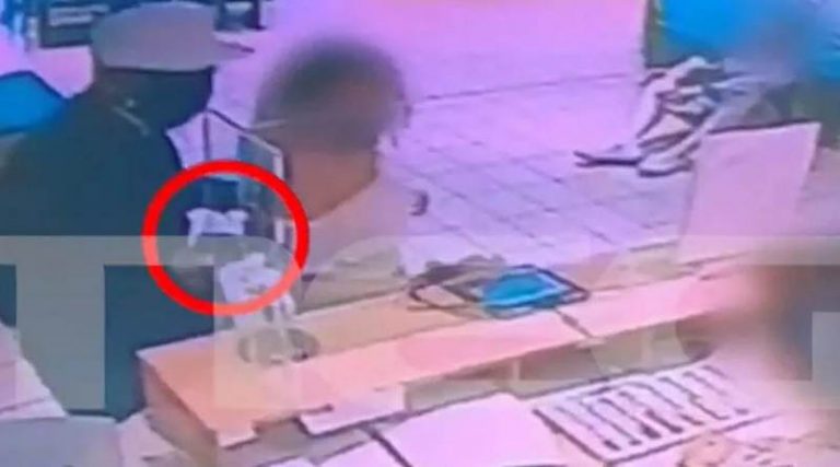 Βίντεο ντοκουμέντο από ένοπλη ληστεία με ομηρία σε τράπεζα στη Νέα Φιλαδέλφεια – Απείλησε νεαρή με όπλο!