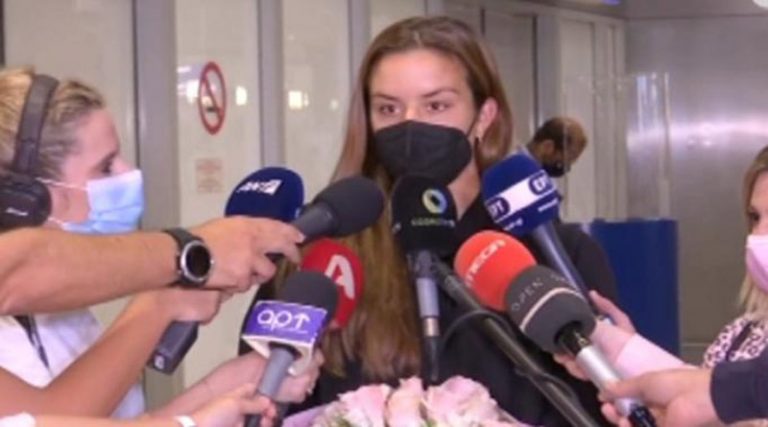 Επέστρεψε στην Ελλάδα η Μαρία Σάκκαρη – Οι πρώτες της δηλώσεις από το αεροδρόμιο (φωτό+βίντεο)