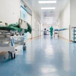 Ενεργοποιούνται πάλι μέτρα κατά του κορονοϊού για τους επισκέπτες στα νοσοκομεία