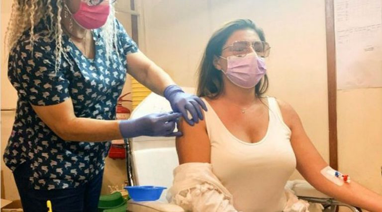 Έλενα Παπαρίζου: Εμβολιάστηκε κατά του κορονοϊού – Γιατί είχε “πεταλούδα” στο χέρι (φωτό)