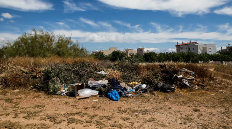 Σκουπίδια και δρόμοι στο πουθενά – Απροετοίμαστη για φωτιά Αρτέμιδα και Βραυρώνα (φωτό)