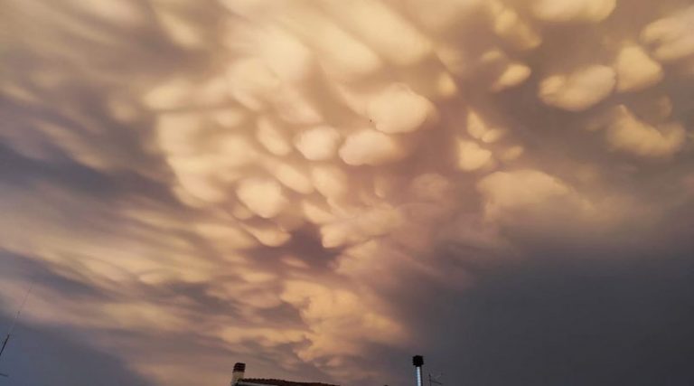 Απόκοσμο φαινόμενο στη Λάρισα: Τα σύννεφα Mammatus κάλυψαν την πόλη  – Ποιο είναι το σπάνιο φαινόμενο (βίντεο)