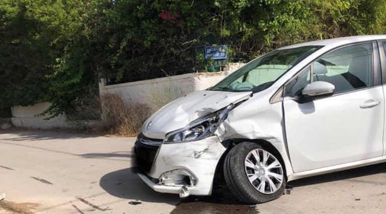 Ακόμα ένα τροχαίο στην Αρτέμιδα – Φορτηγάκι συγκρούστηκε με ΙΧ (φωτό)