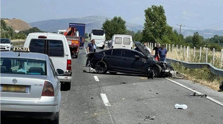 Σοκαριστικό τροχαίο στην εθνική οδό Τρικάλων – Λάρισας: Αυτοκίνητο έπεσε στα κιγκλιδώματα (φωτό)