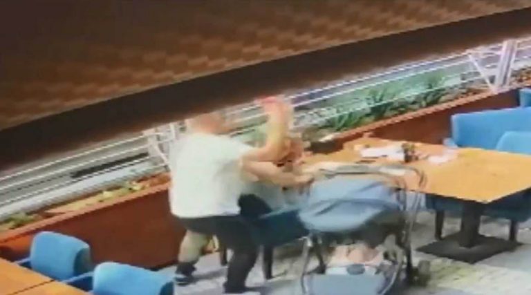Σοκ σε καφετέρια: Ξυλοκοπά την πρώην γυναίκα του μπροστά στο μωράκι τους! (βίντεο)