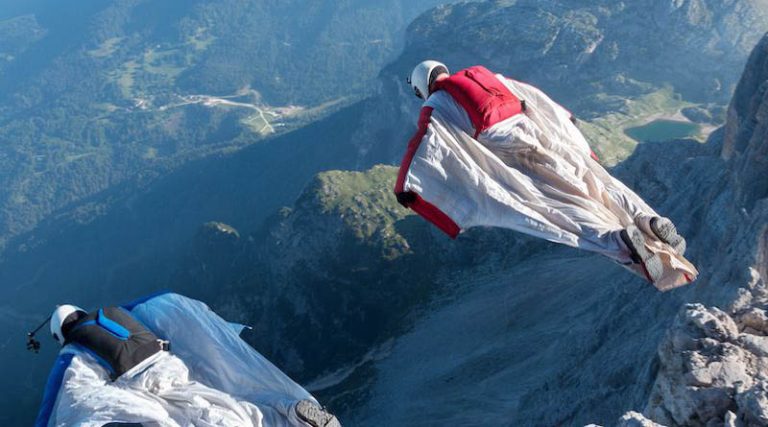 Αυτό είναι το ακραίο extreme sport που στοίχισε τη ζωή στον 57χρονο αεροπτεριστή – Τι είναι το BASE Jumping