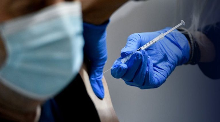 Επιχείρηση ανεμβολίαστοι: Καθημερινά sms για εμβολιασμό την ώρα που εξετάζονται νέα μέτρα και «λουκέτα»