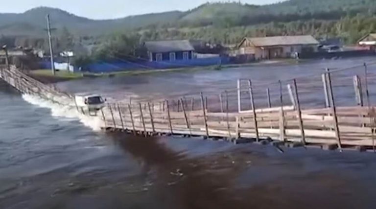 Σοκαριστικό βίντεο: Ποτάμι “κατάπιε” φορτηγό που διέσχιζε κρεμαστή γέφυρα!