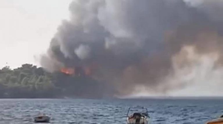Ανεξέλεγκτη η κατάσταση στην Αχαΐα – Έφτασαν στη θάλασσα οι φλόγες