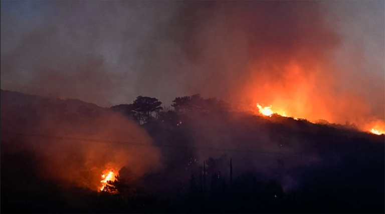 Μαίνεται η φωτιά στη Σάμο – Ζητούν να μπει σε κατάσταση έκτακτης ανάγκης