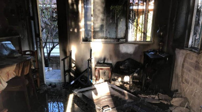 Πιθανόν από βραχυκύκλωμα η φωτιά σε σπίτι στην Αρτέμιδα (φωτό)