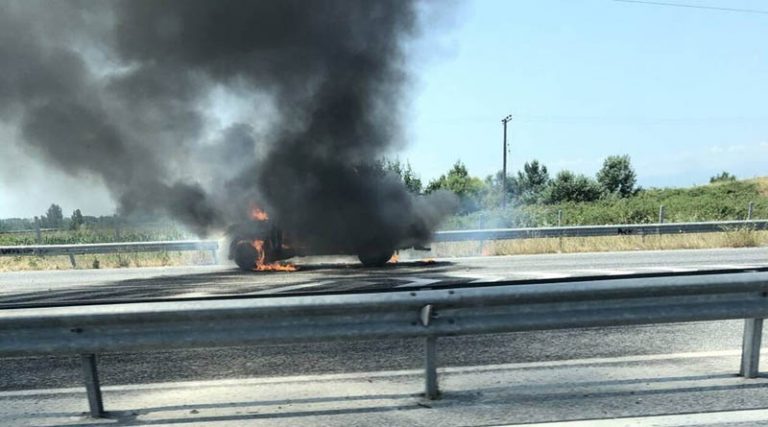 Αυτοκίνητο τυλίχτηκε στις φλόγες στην Εθνική – Σώθηκε από θαύμα ο οδηγός