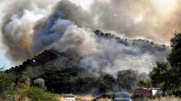 Συνεχίζεται η μάχη με τις φλόγες στην Κορινθία -Ενισχύθηκαν οι πυροσβεστικές δυνάμεις