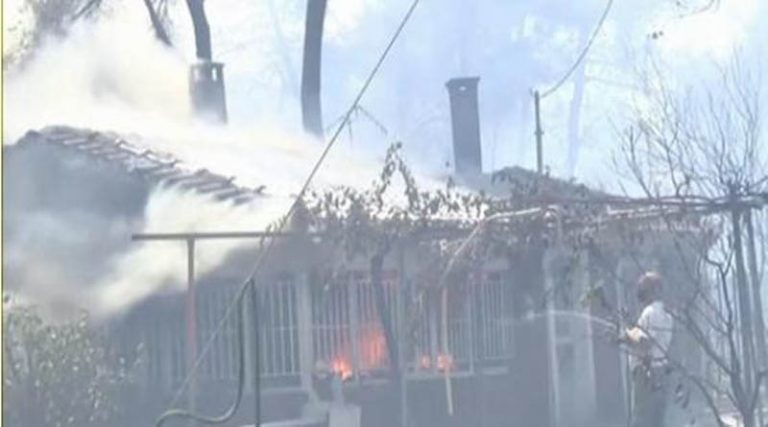 Φωτιά στη Σταμάτα: Καίγονται σπίτια στη Ροδόπολη (βίντεο)