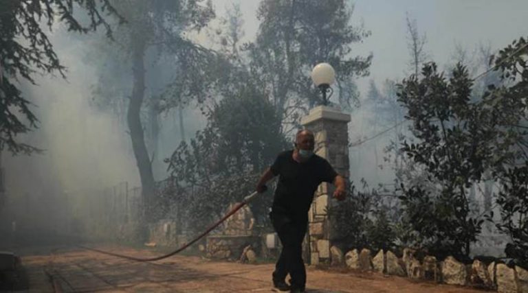 Εκτός ελέγχου η φωτιά στη Σταμάτα: Καίγονται σπίτια – Σκληρή μάχη της Πυροσβεστικής (φωτό & βίντεο)
