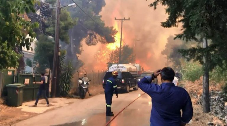 Ανάστατοι οι κάτοικοι στο Πικέρμι για τη φωτιά στη Σταμάτα