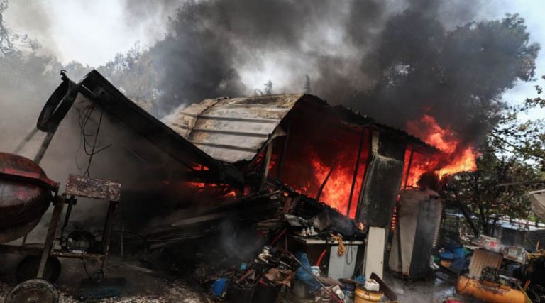 Εκτός ελέγχου η φωτιά σε Σταμάτα και Ροδόπολη: Κάηκαν σπίτια & οχήματα – Σε κατάσταση ετοιμότητας το ΕΚΑΒ (συγκλονιστικές εικόνες)