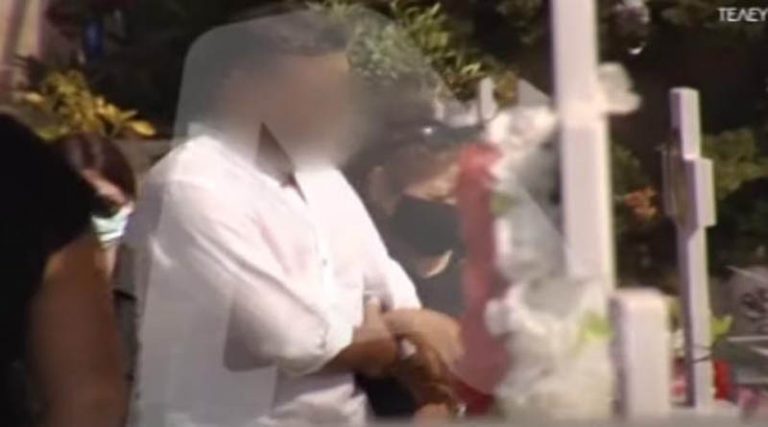 Γλυκά Νερά: Ποιος είναι ο άνδρας που στέκεται στο πλευρό της μητέρας της Καρολάιν (βίντεο)