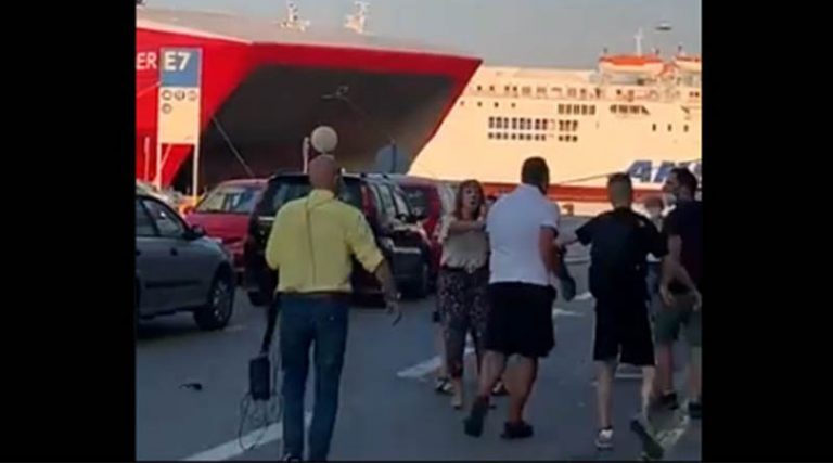 Απίστευτο! Άγρια επίθεση σε πολίτη από κάμεραμαν του ΣΚΑΪ στο λιμάνι του Πειραιά! (βίντεο)