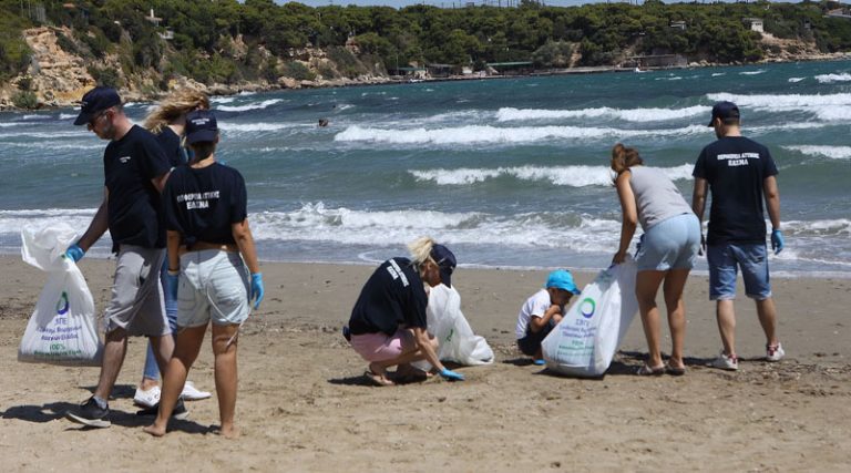 Περιφέρεια Αττικής, ΕΔΣΝΑ & «Όλοι Μαζί Μπορούμε» καθάρισαν παραλίες σε Μαραθώνα, Ραφήνα & Αρτέμιδα