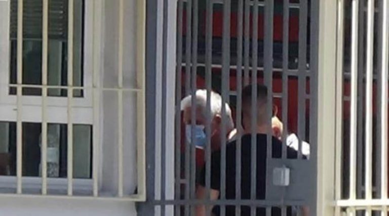 Πέτρος Φιλιππίδης: Καρέ – καρέ η στιγμή που περνάει την πόρτα των φυλακών Τρίπολης