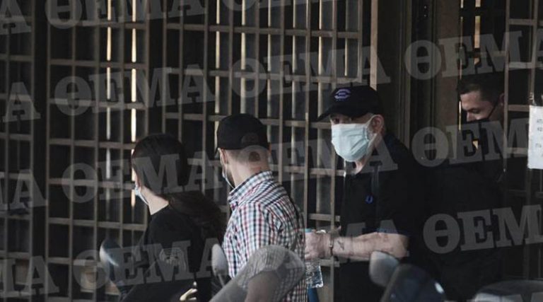 Πέτρος Φιλιππίδης: Με χειροπέδες οδηγείται στις φυλακές Τρίπολης (φωτό)