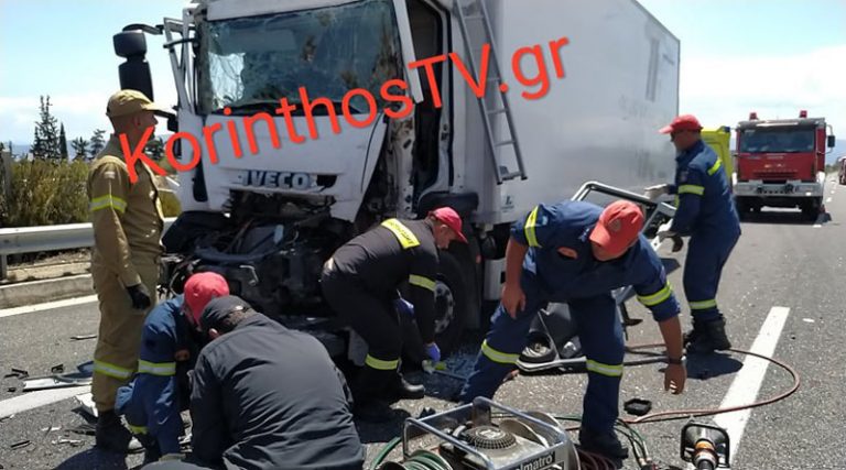 Σύγκρουση φορτηγών στην Εθνική Οδό – Καρέ καρέ η επιχείρηση απεγκλωβισμού του ενός οδηγού (φωτό & βίντεο)