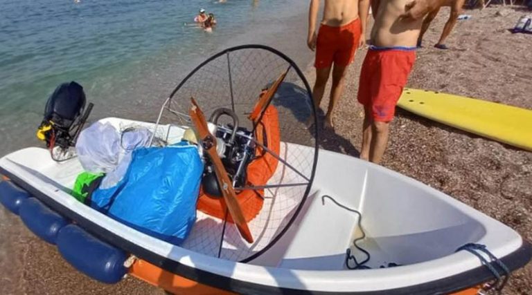 Πανικός σε παραλία! Ανεμόπτερο με μηχανή έπεσε στη θάλασσα ανάμεσα σε εκατοντάδες λουόμενους