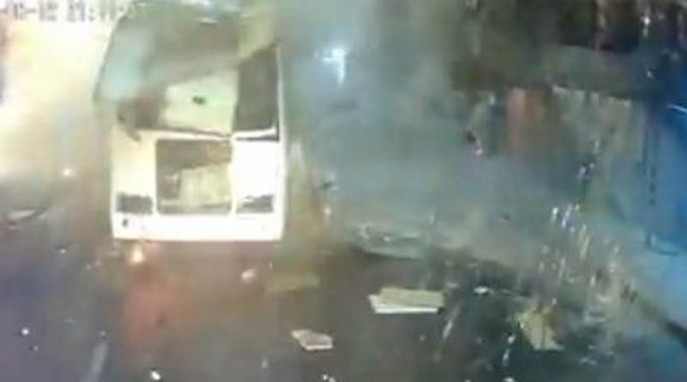 Μία νεκρή και 18 τραυματίες από έκρηξη σε λεωφορείο – Σοκαριστικό βίντεο!