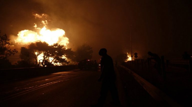 Αρκαδία: Μαίνεται η φωτιά στη Γορτυνία – Απείλησε τους οικισμούς Λιβαδάκι και Τουμπίτσι
