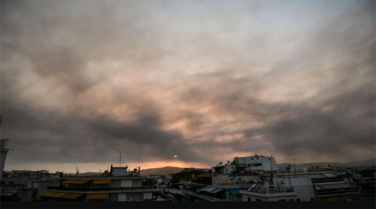 Φωτιά, Βαρυμπόμπη: Εικόνες από το μαύρο «πέπλο» που κάλυψε τον ουρανό της Αττικής