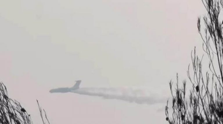 Φωτιές: Εντυπωσιακά πλάνα από τον ρωσικό γίγαντα Ilyushin Il-76 να δίνει μάχη με τις φλόγες (βίντεο)