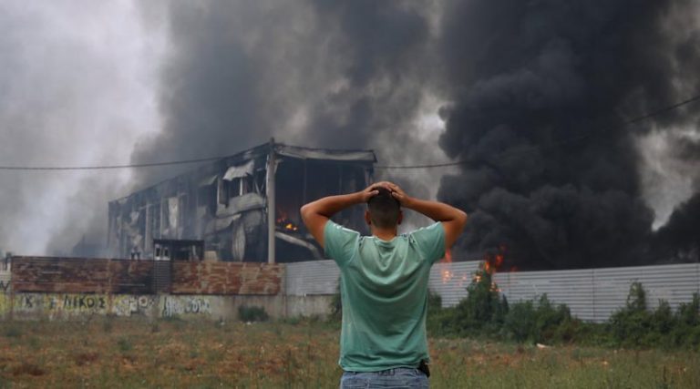Φωτιές στην Αττική: «Κρατάει» το Καπανδρίτι – Μεταφέρονται κάτοικοι στη Νέα Μάκρη