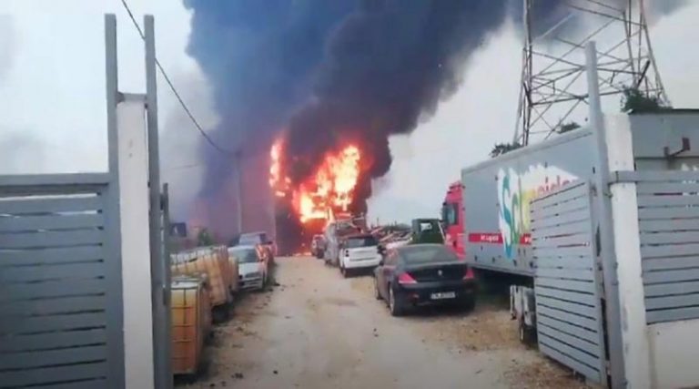 Συγκλονιστικό βίντεο με την φωτιά να «καταπίνει» μάντρα αυτοκινήτων – Aκούγονται συνεχώς εκρήξεις