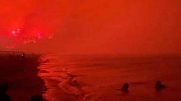 Φωτιά στην Εύβοια: Η συγκλονιστική φωτογραφία από την Αγία Άννα – Εκατοντάδες αποκλεισμένοι