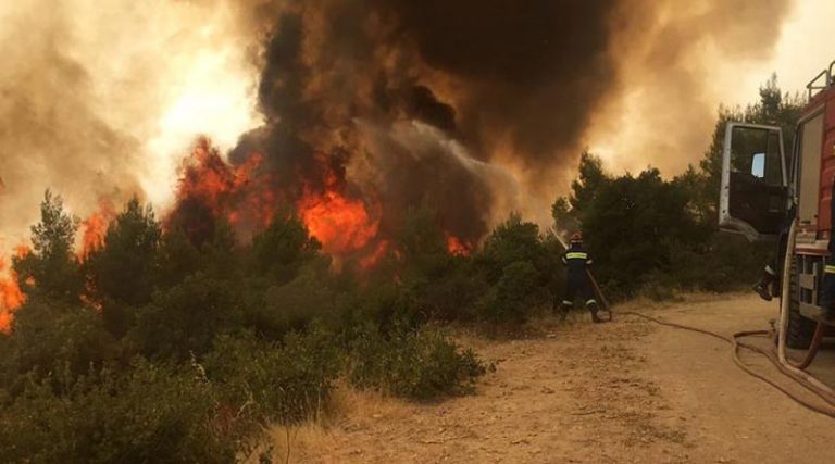 Φωτιά στη Βαρυμπόμπη: Ο Δήμος ζητά εκκένωση του Κρυονερίου (live video)