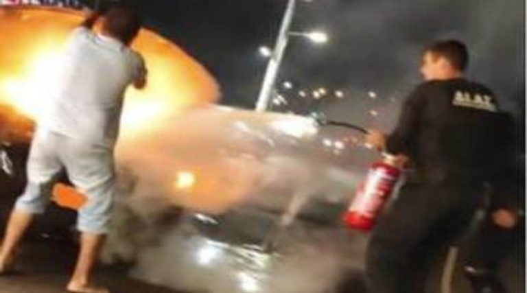 Βάρη: Αστυνομικοί της ΔΙΑΣ έσβησαν φωτιά σε ΙΧ αυτοκίνητο! (φωτό)