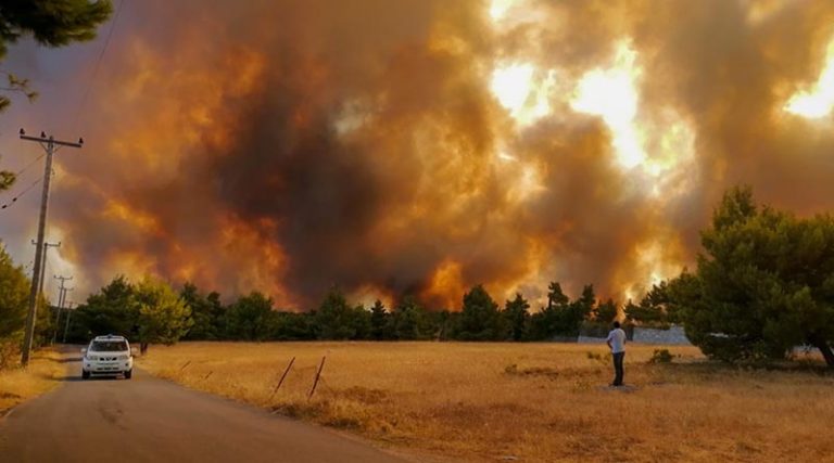 Τραγική κατάσταση – Καίγονται σπίτια στη Δροσοπηγή! (φωτό)