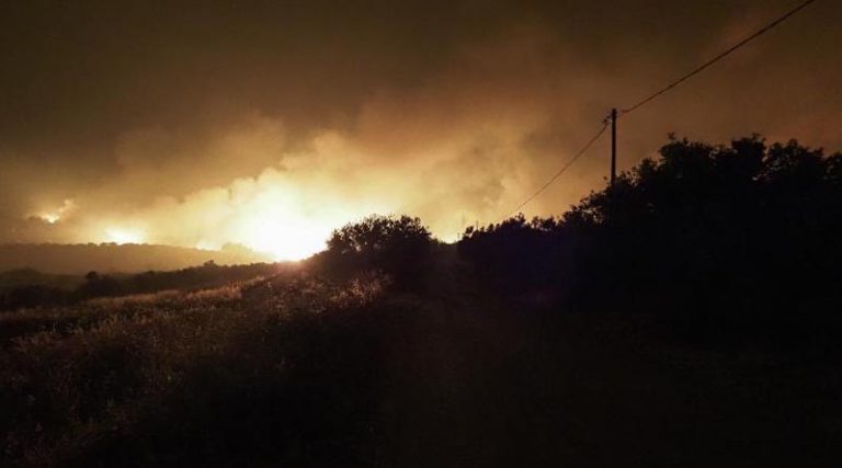 Πύρινος εφιάλτης στην Εύβοια: «Η φωτιά θα φτάσει στη Χαλκίδα και την Ιστιαία, θα καούν και άνθρωποι»