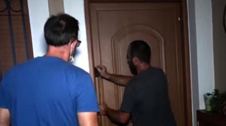 Συγκλονιστικό βίντεο από την φωτιά στην Εύβοια: Γκρεμίζουν πόρτες για να αναζητήσουν εγκλωβισμένους