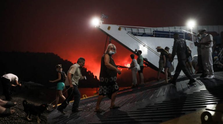Φωτιά στην Εύβοια: Σε ετοιμότητα τα πλοία για μεταφορά επιβατών στα Βασιλικά