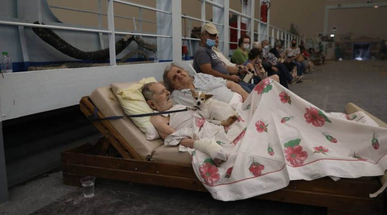 Φωτιά στην Εύβοια: Η φωτογραφία του ζεύγους των ηλικιωμένων που αποτυπώνει το δράμα των πυρόπληκτων