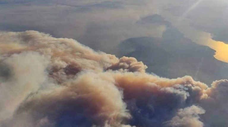 Φωτιές Εύβοια: Ο καπνός από την τεράστια πυρκαγιά, όπως φαίνεται από αεροπλάνο