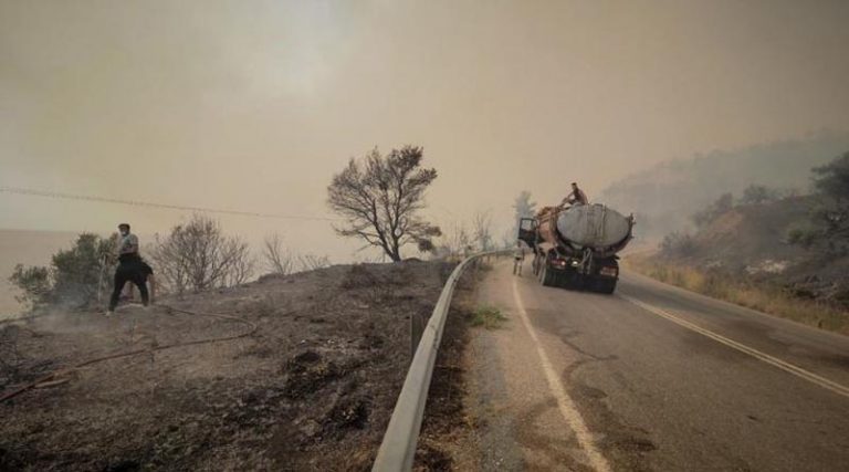 Μαίνεται η φωτιά στη Βόρεια Εύβοια: Εκκενώνονται Κεχριές, Αμέλαντες και Κεραμειά