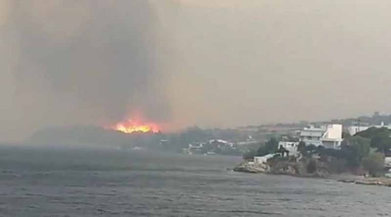 Mεγάλη φωτιά στην Κάρυστο: Βίντεο με το μέτωπο όπως φαίνεται από το πλοίο